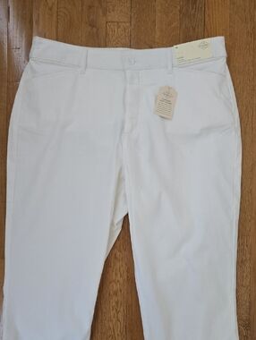 ST. JOHN'S BAY BRAND WOMEN'S PLUS SIZE WHITE CAPRI PANTS SIZE 14